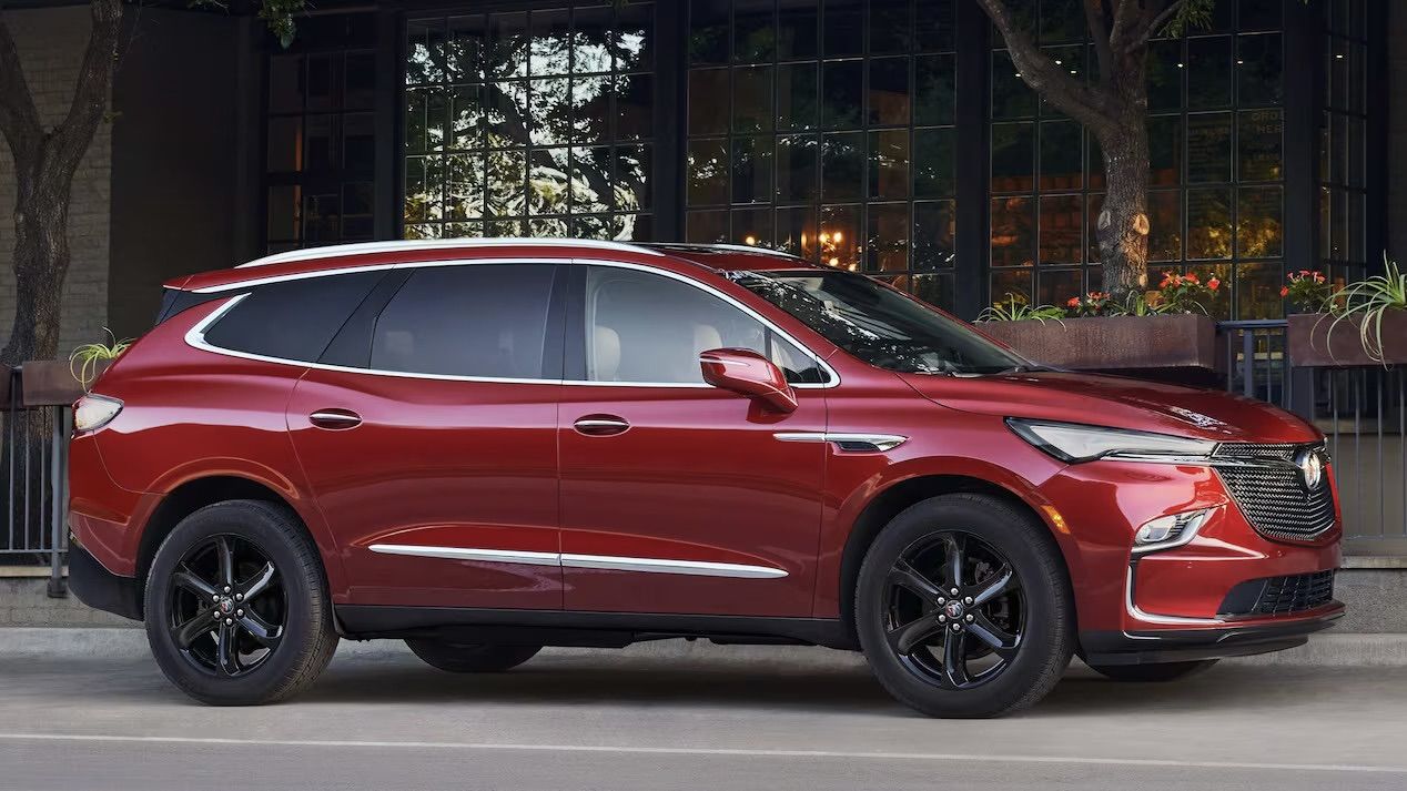 Le Buick Enclave stationné devant un restaurant.