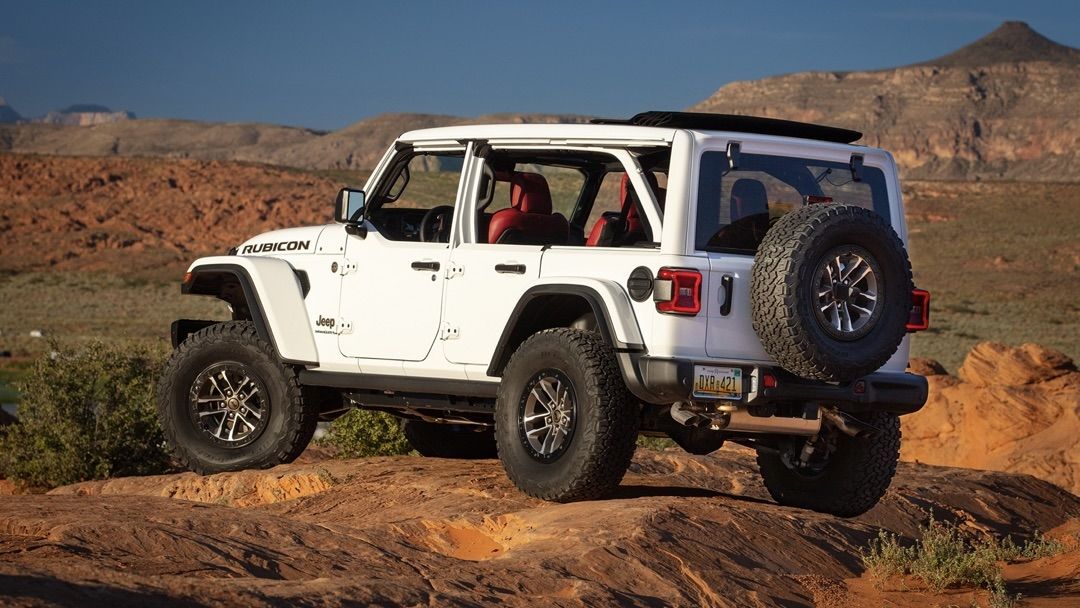 Le Jeep Wrangler qui roule sur des grosses roches.