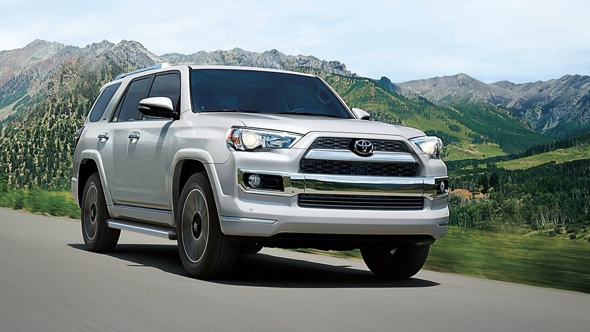 Le Toyota 4Runner qui roule sur des routes de montagnes.