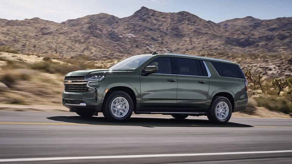 Le Chevrolet Suburban sur la route.