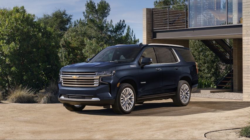 Le Chevrolet Tahoe stationné devant une résidence.