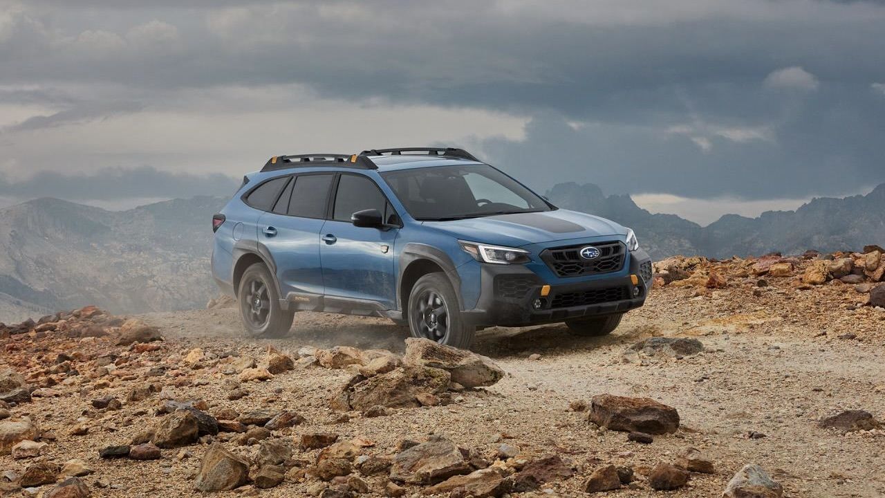 Le Subaru Outback qui roule sur des roches en montagnes.