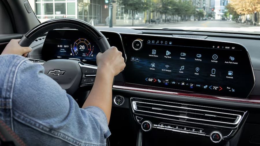 Vue rapprochée sur le tableau de bord et sur la technologie que possède le Chevrolet Traverse 2024.