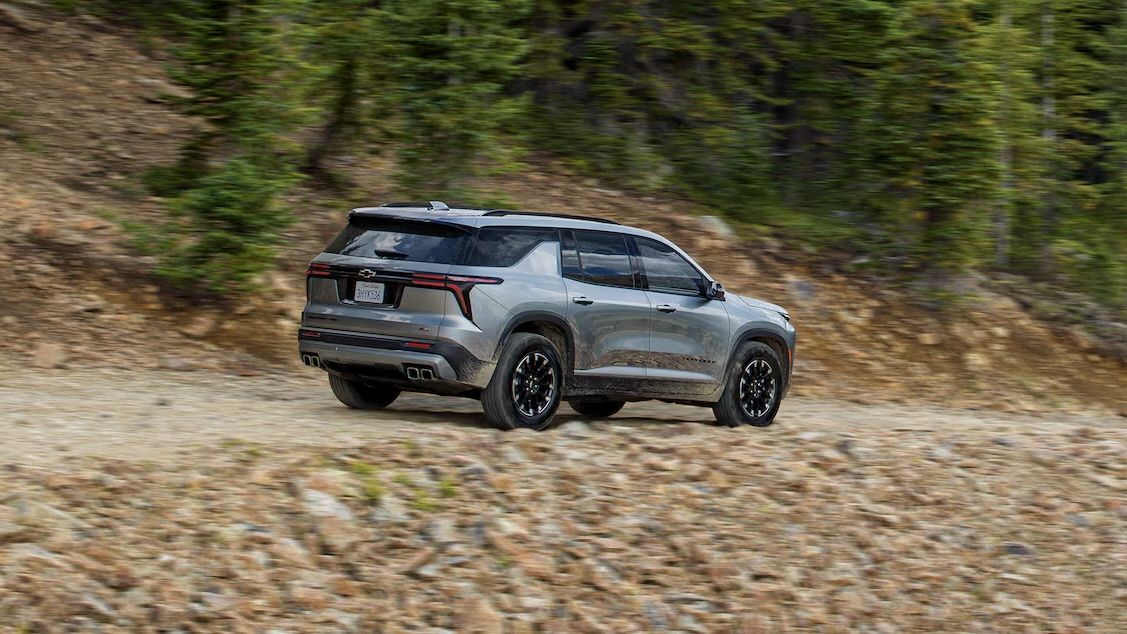 Le Chevrolet Traverse 2024 qui roule sur un chemin de cailloux.