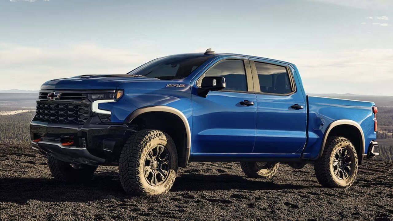 Le Chevrolet Silverado 1500 2024 stationné dans la gravel.