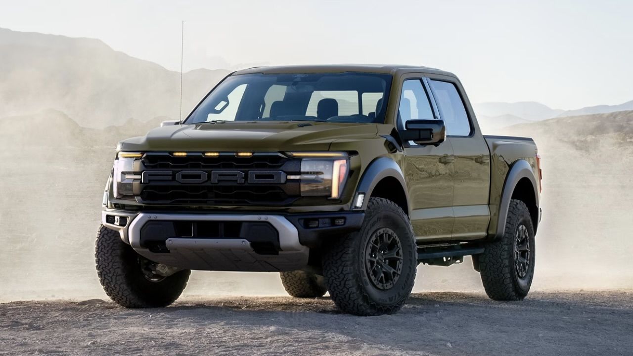 Le Ford F-150 2024 stationné dans la gravel.