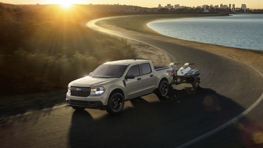 Le Ford Maverick qui tire une petite remorque avec 2 moto marine dessus.