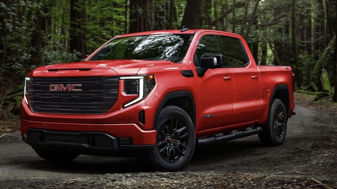 Le GMC Sierra 1500 2024 stationné dans une forêt.