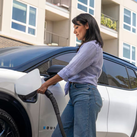 Femme rechargeant le Chevrolet Equinox 2025.