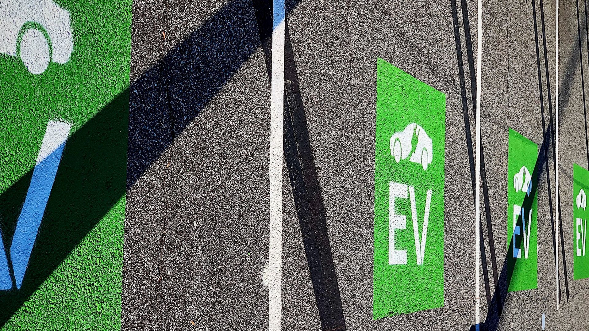 Place de stationnement pour voiture électrique.