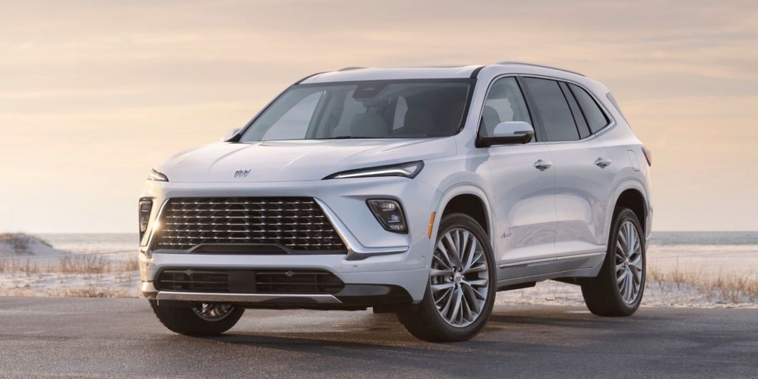 Le VUS Buick Enclave stationné au bord d'une plage.