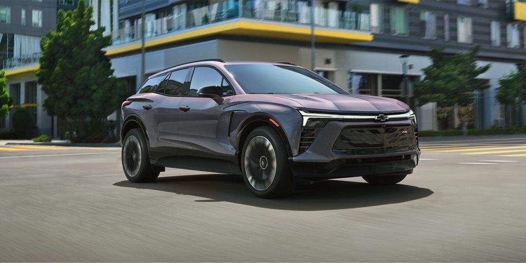 Le Chevrolet Blazer EV sur une route en ville.