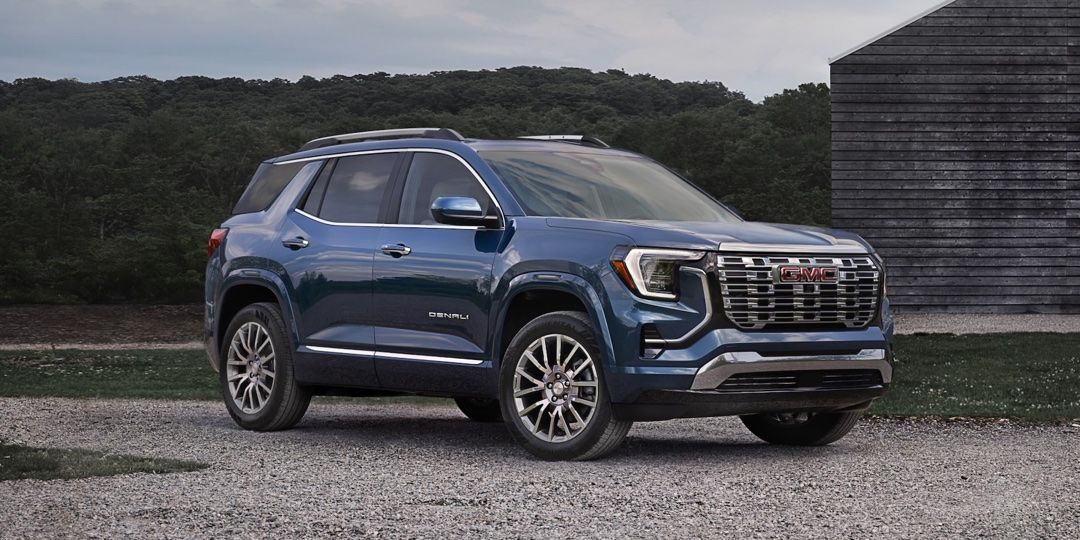 Le GMC Terrain stationné au bord d'une Forêt.