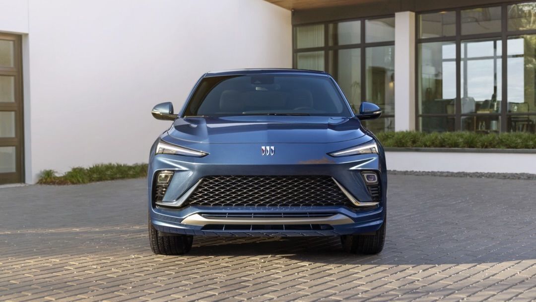 Le Buick Envista stationné devant une grande résidence.