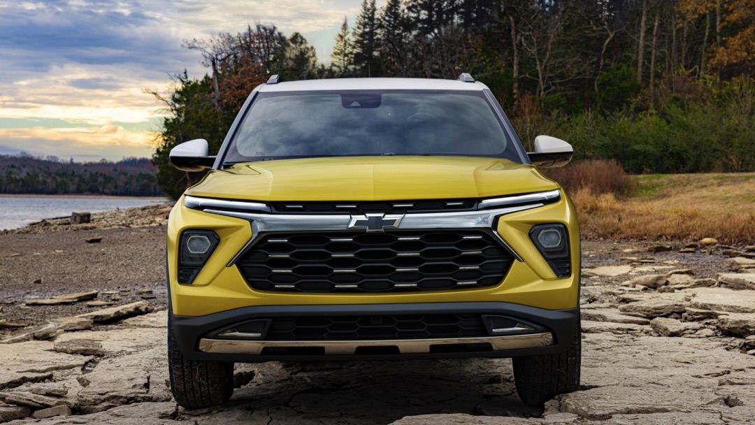 Le Chevrolet Trailblazer stationné sur le bord d'une rivière.