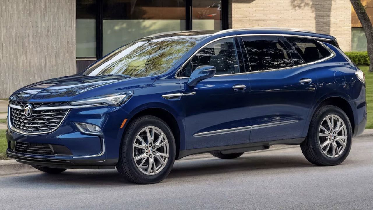 Le Buick Enclave stationné devant une résidence.