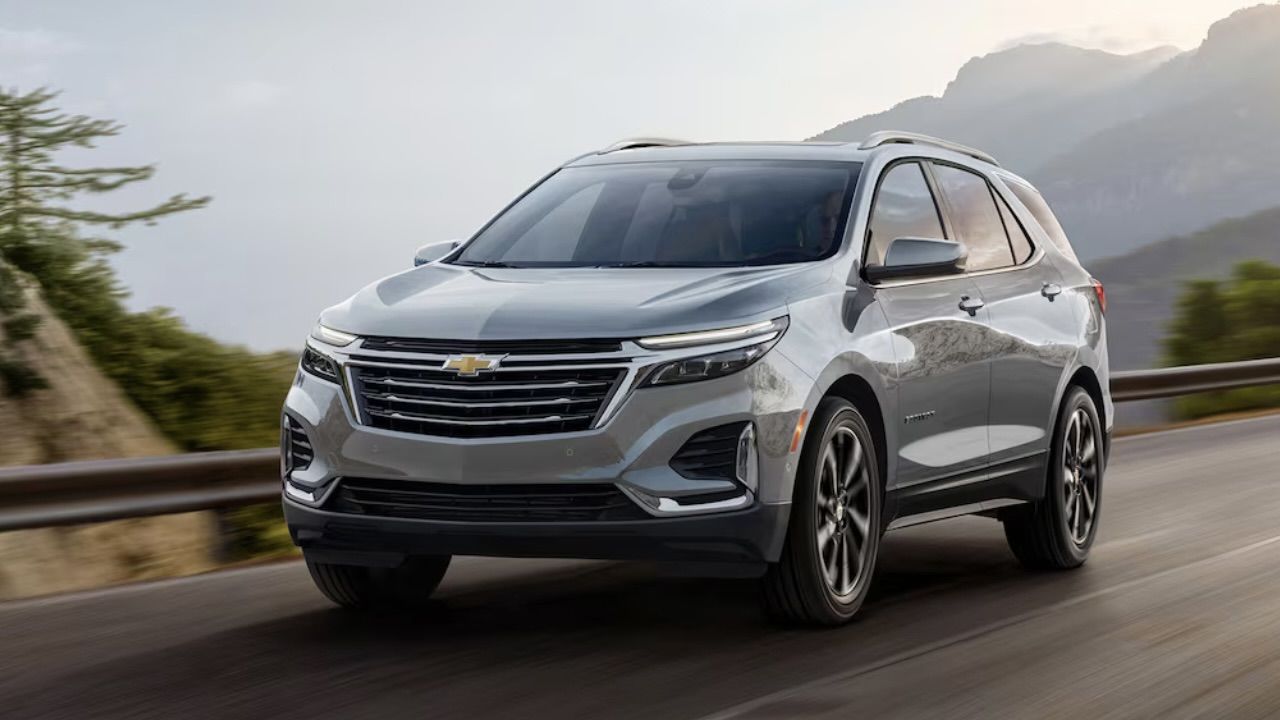 Le Chevrolet Equinox sur une route en montagne.