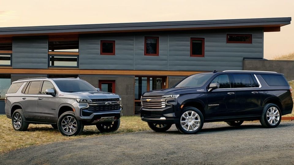 Le Chevrolet Tahoe et Suburban stationné devant une maison.