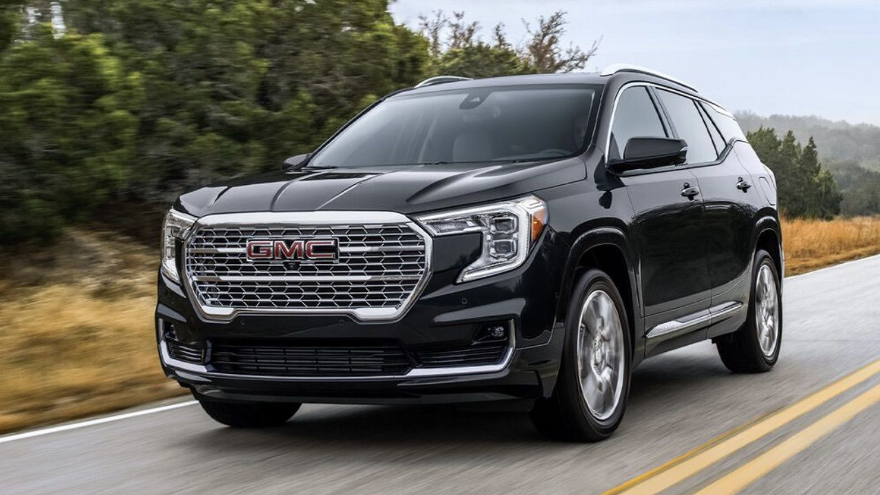Le GMC Terrain sur une route en campagne.