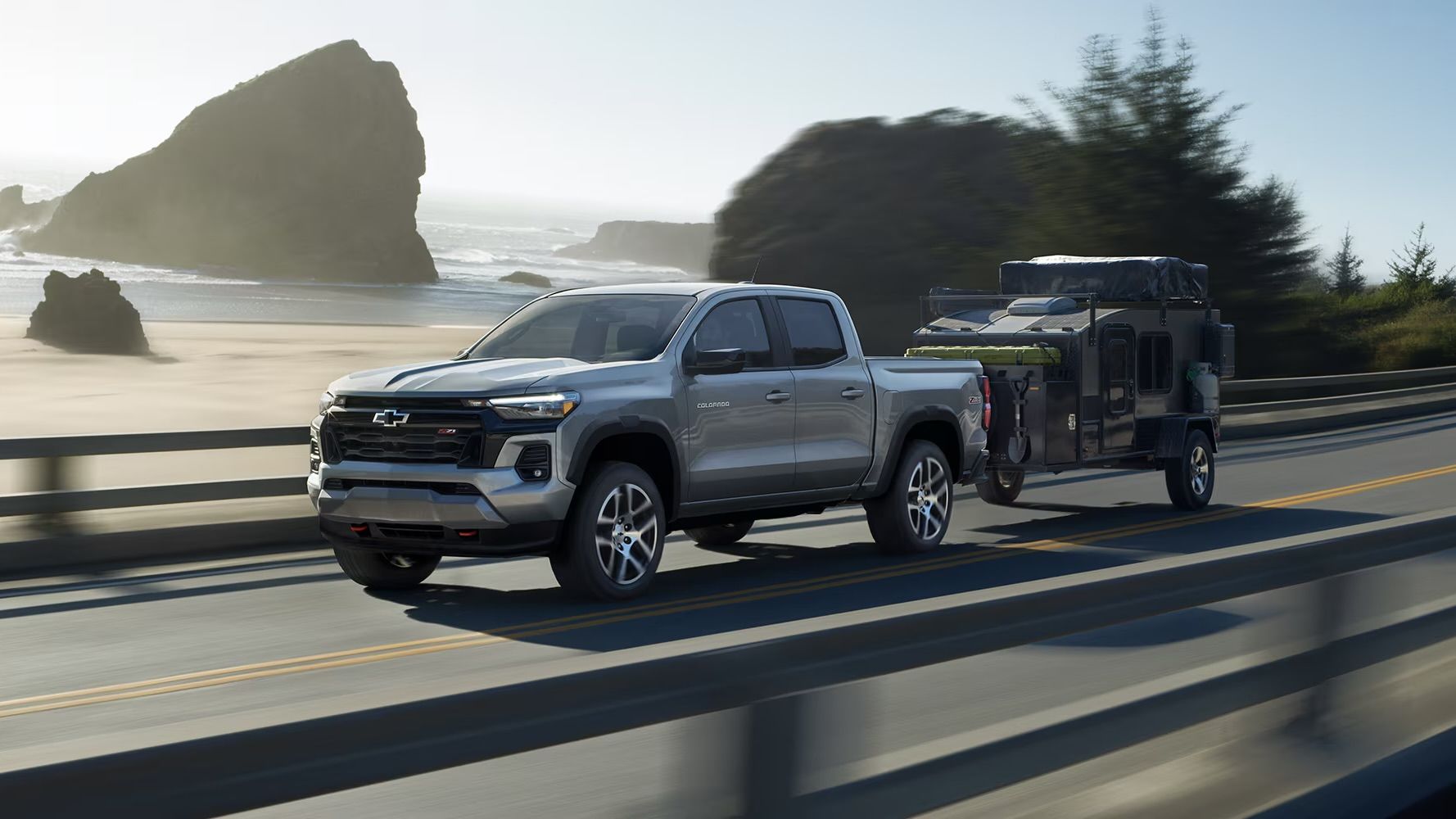 Le Chevrolet Colorado 2025 qui tire une remorque au bord de l'eau.