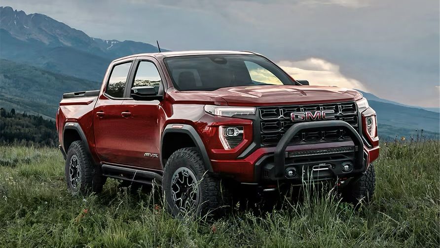 Le GMC canyon dans un champs.