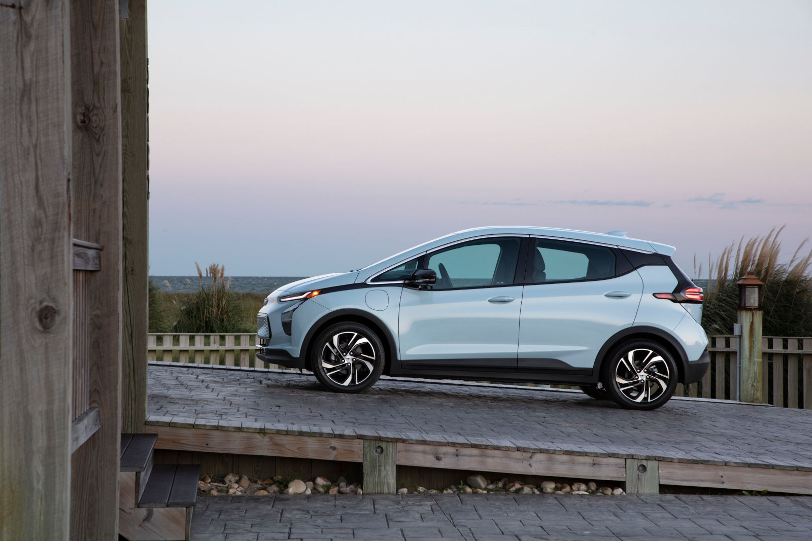 Moins de visites à la pompe : découvrez les véhicules hybrides et électriques d'occasion