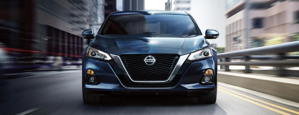 What are the technology features available in the 2022 Nissan Altima?