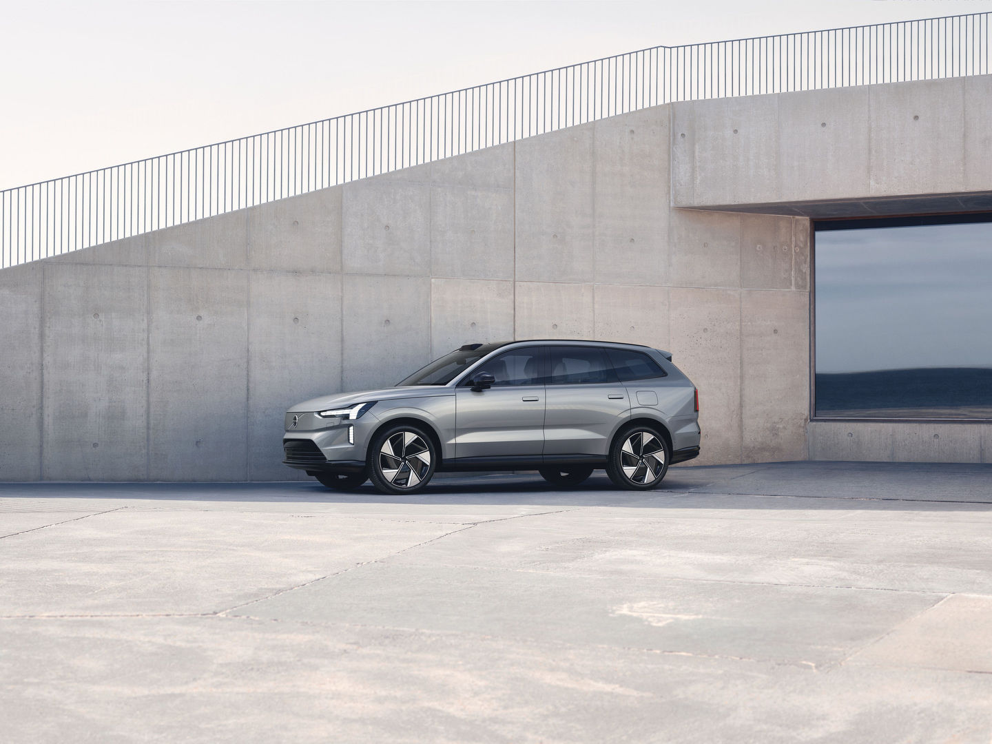 What are the main differences between the Volvo EX90 and XC90?