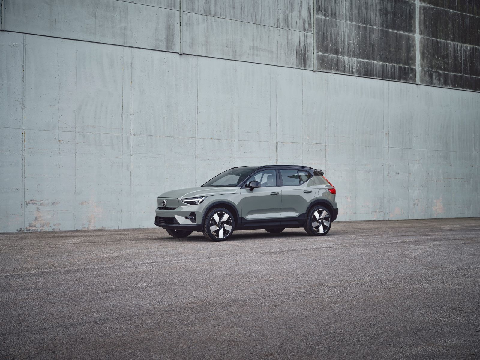 A Look at the Advantages of the 2024 Volvo XC40 Recharge Over the Mercedes-Benz EQB