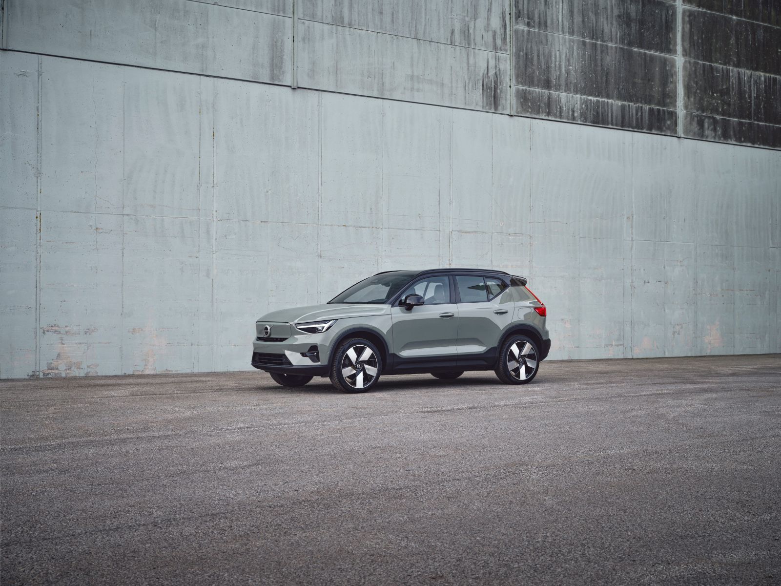 What Makes the 2024 Volvo XC40 Recharge Stand Out from the Genesis GV60?