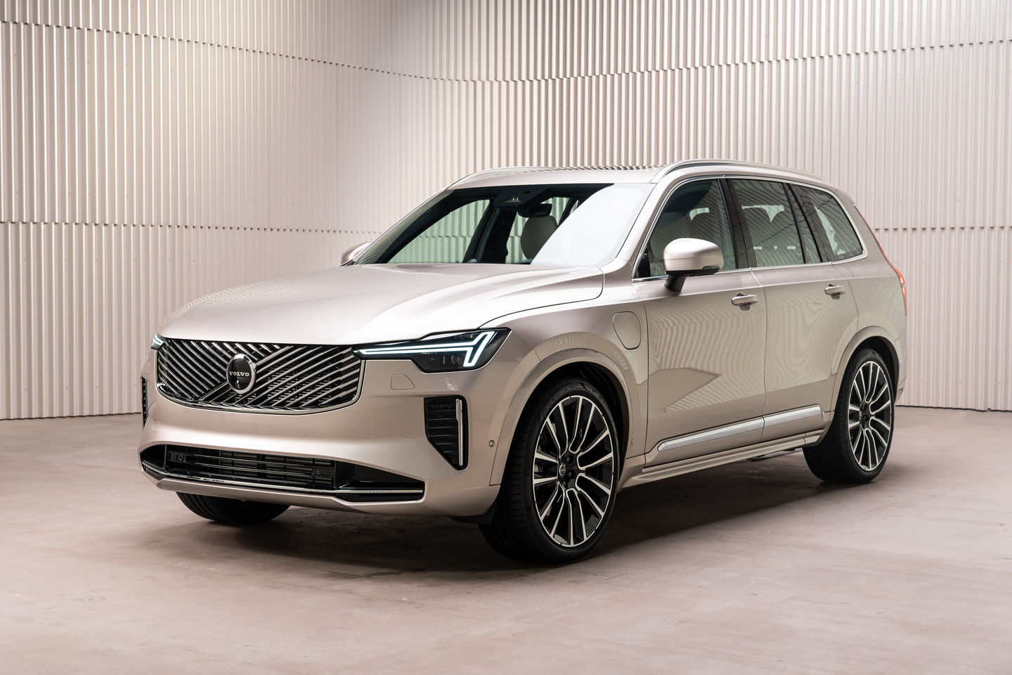 2025 Volvo XC90: Refined Luxury and Enhanced Efficiency