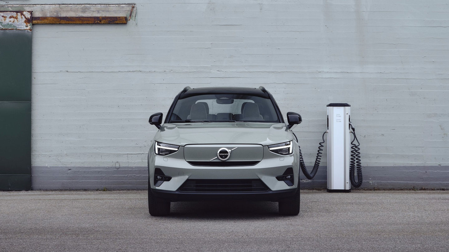 Discover the advantages of buying a Volvo XC40 Recharge, Volvo XC60 Recharge, or Volvo XC90 Recharge