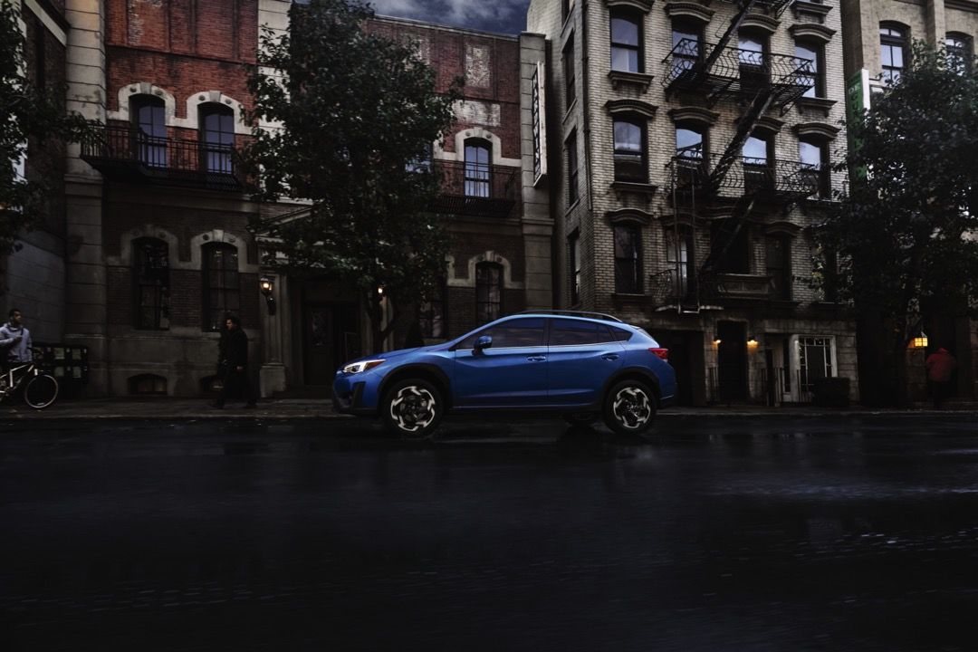 Vue latérale du Subaru Crosstrek 2023 en ville.