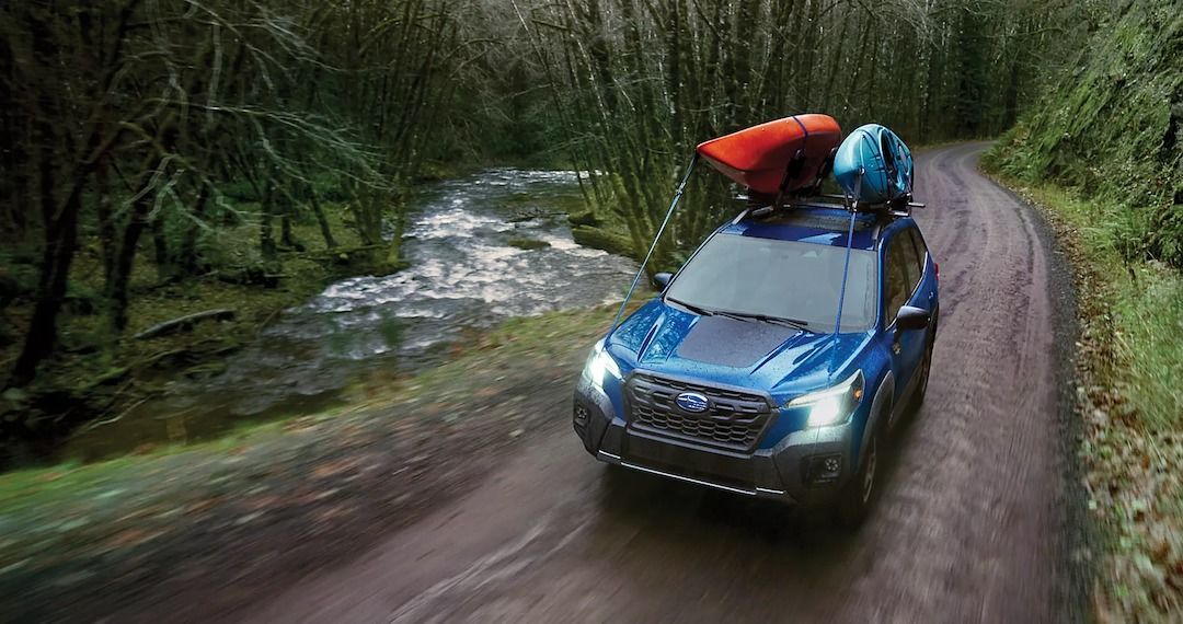 Le Subaru Forester 2023 roulant sur un chemin de terre.