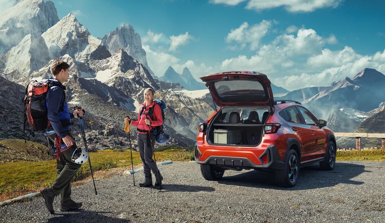 Le coffre ouvert du Subaru Crosstrek 2024 avec des alpes en arrière-plan.