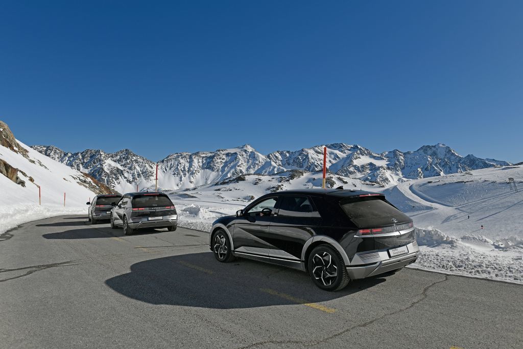 Trois véhicules électrique Hyundai Ioniq stationnés dans une rue en hiver.