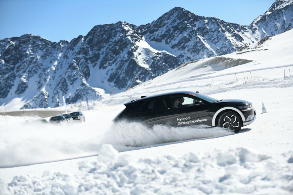 Un véhicule électrique Hyundai Ioniq en action sur une terre en hiver.