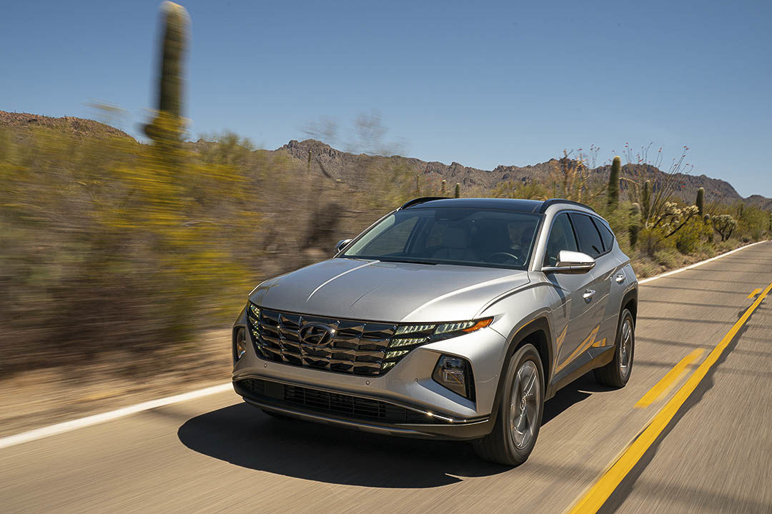 Hyundai Tucson Hybride sur la route vs le Santa Fe PHEV 2022 roulant dans les montagnes