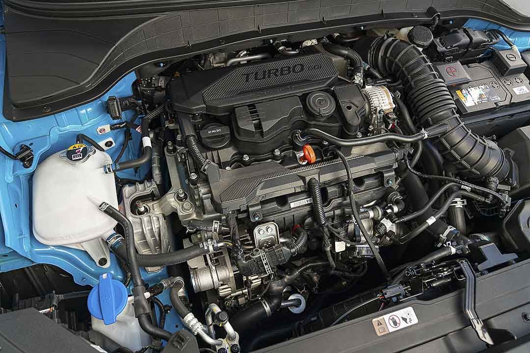 Sous le capot du Hyundai Kona 2022 dévoilant son moteur turbo 4 cylindres