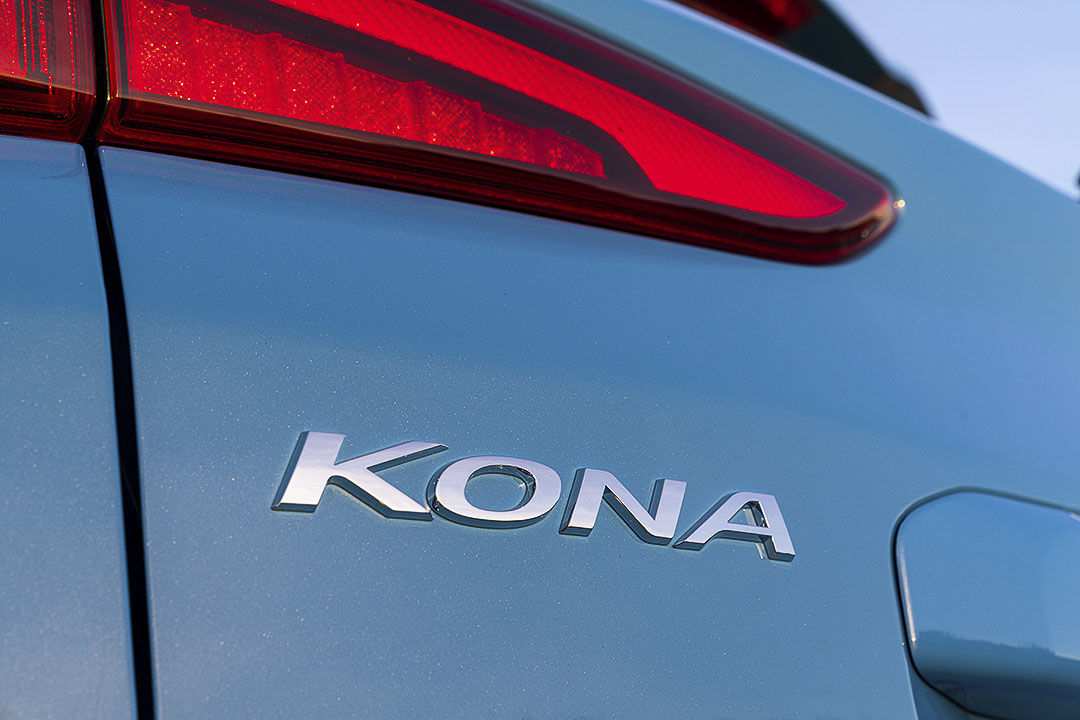 Les lettres imprimées KONA sur la porte du coffre du Hyundai Kona 2022 bleu Surf