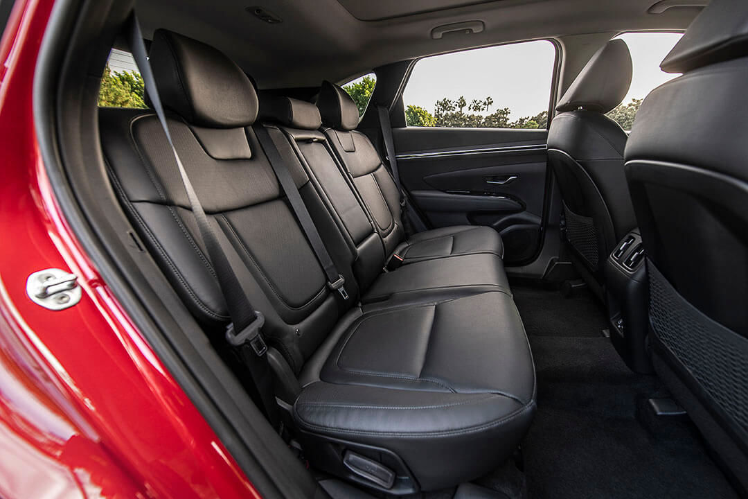 La banquette arrière d'un VUS Hyundai Tucson 2022 incluant ses sièges en cuir noir