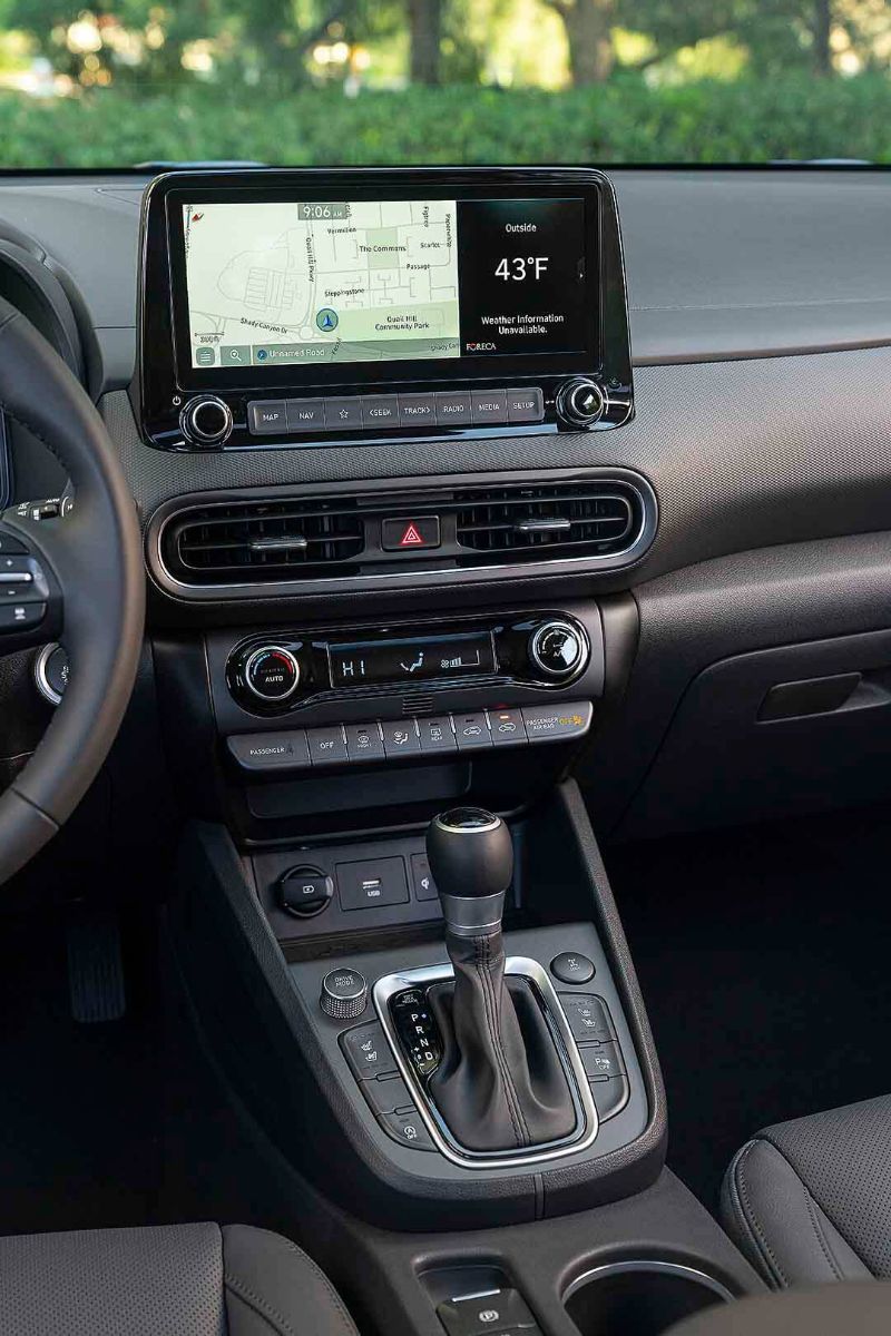 Vue centrale du tableau de bord d'un Hyundai Kona Limited 2022 incluant son écran tactile