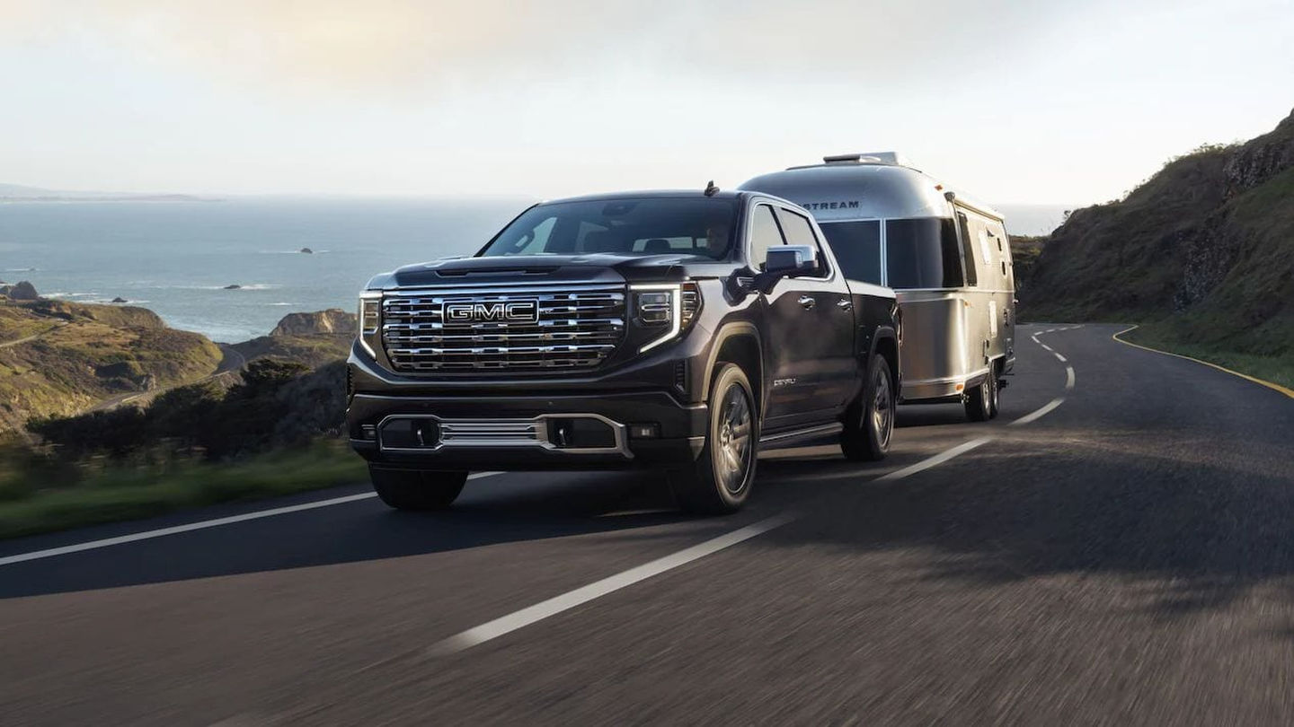 A Detailed Look at the Base Engines and Towing Capabilities of the 2023 Chevrolet Silverado, GMC Sierra, Ford F-150, and Ram 1500