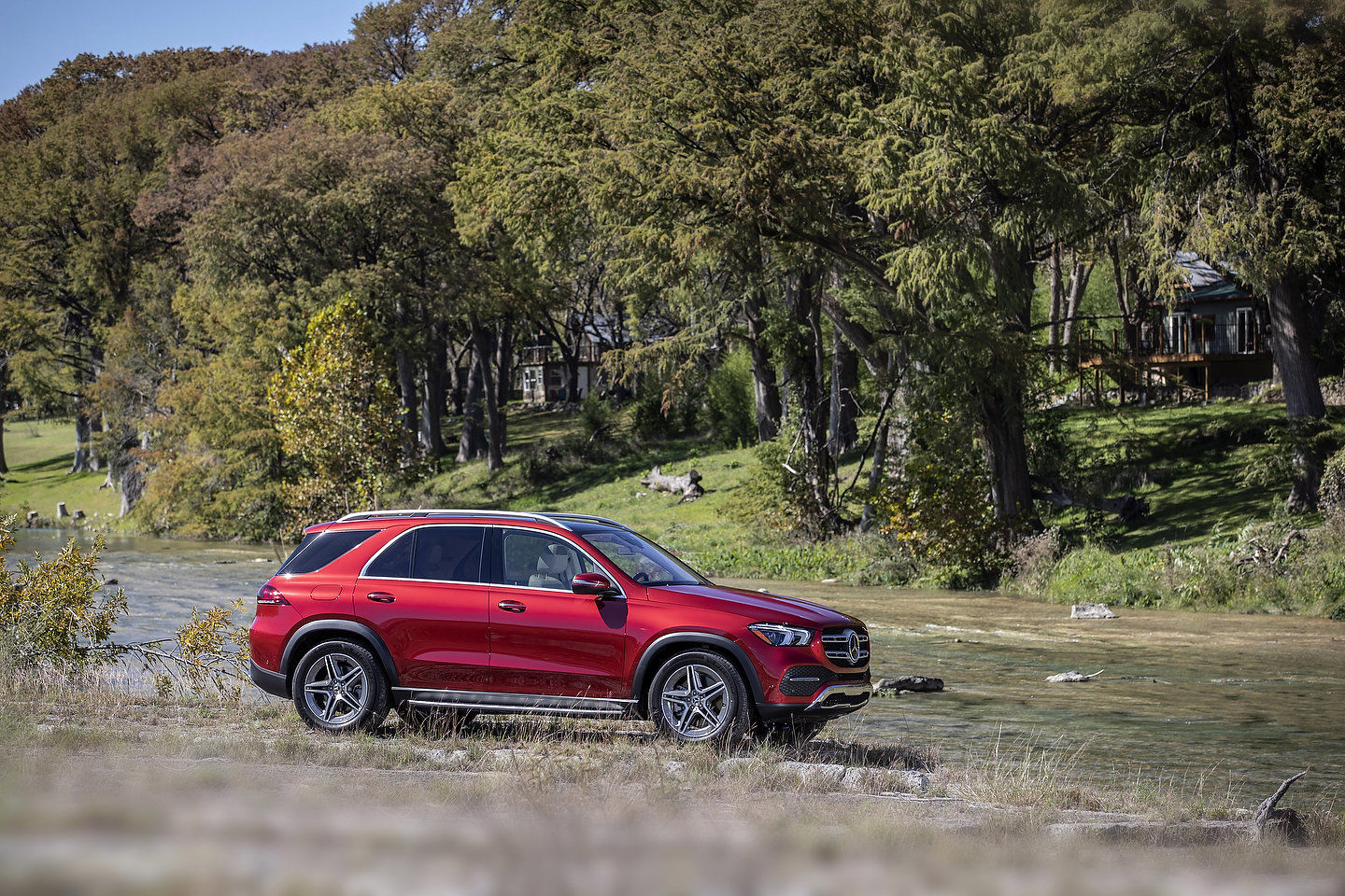 2020 Mercedes-Benz GLE vs 2020 Lexus RX