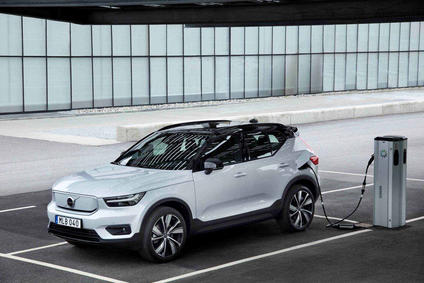 2022 Volvo XC40 Recharge gets lower price, more range