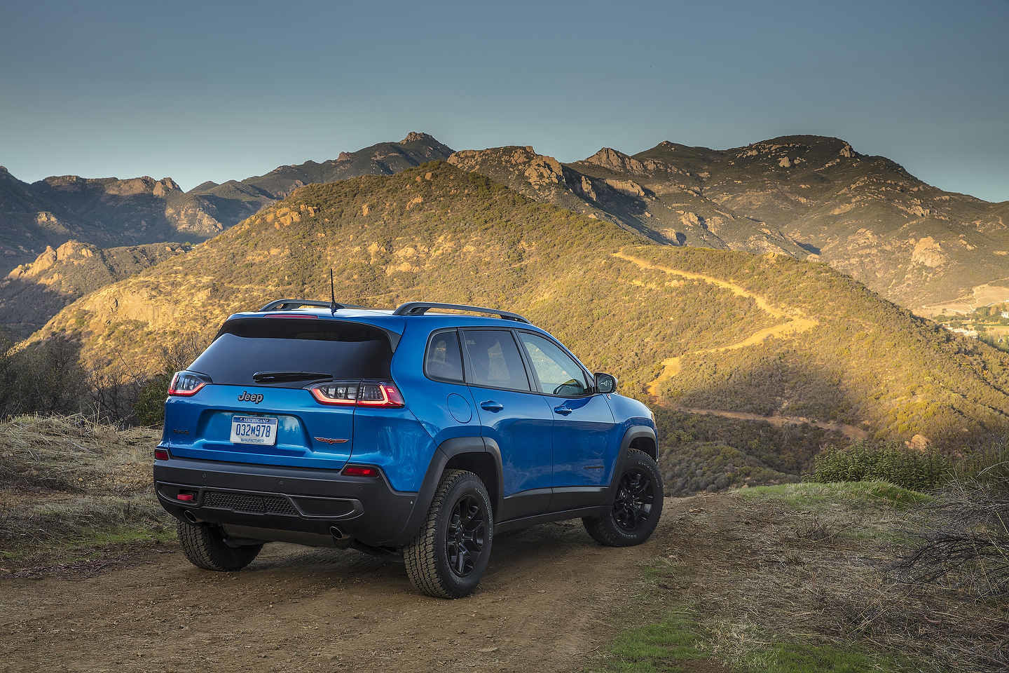2021 Jeep Cherokee vs 2021 Nissan Rogue: choose ruggedness