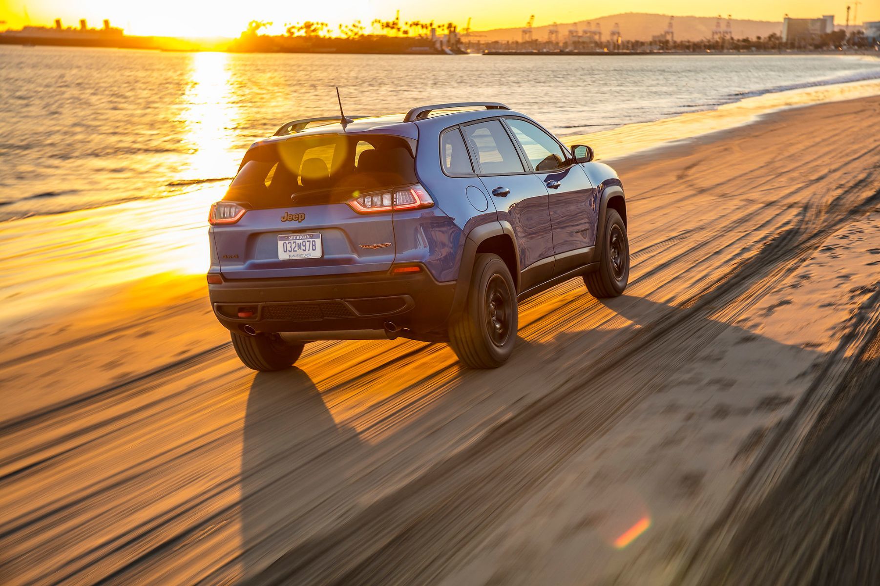 2021 Jeep Cherokee vs 2021 Toyota RAV4: A different approach