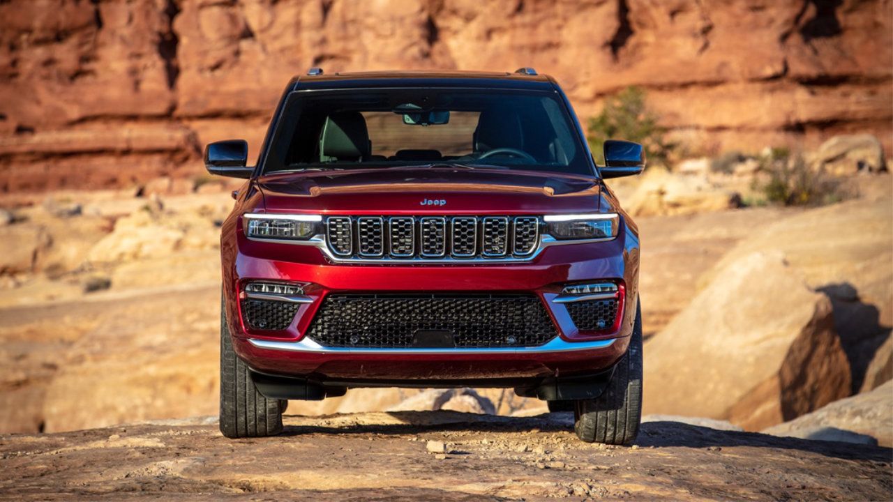 front view of a 2025 Jeep Grand Cherokee