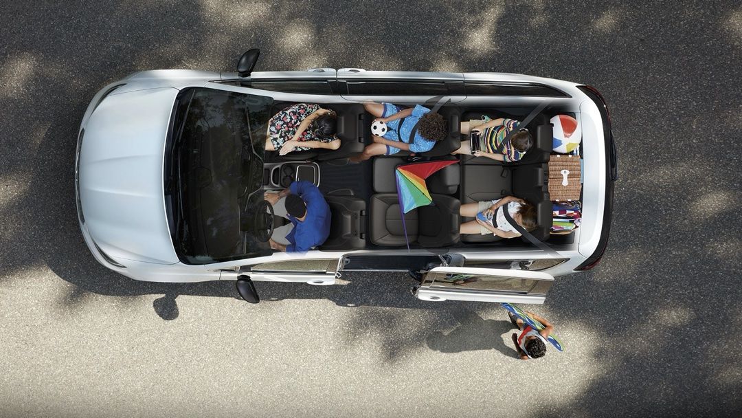 A bird's eye view showing the design and dimensions of the 2025 Chrysler Grand Caravan.