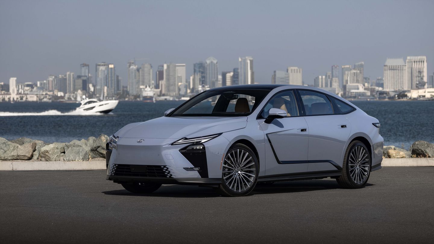 2026 Lexus ES 350h vs ES 350e Hybrid or Battery Electric for Your Commute?